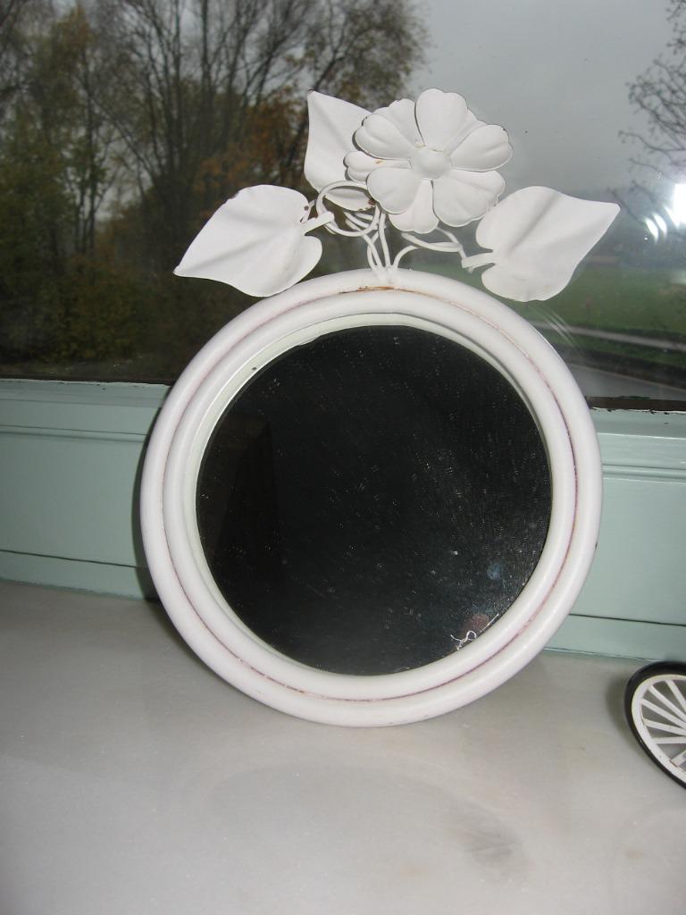 Petit miroir rond de 13 cm de diamètre. En métal peint en bl, Enlèvement ou Envoi, Moins de 100 cm, Rond, Comme neuf