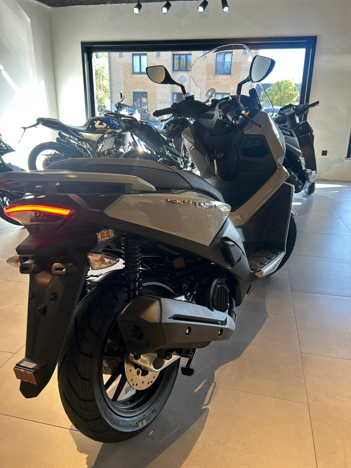 Kymco Skytown 125i ABS - NIEUW - rijbewijs A1/B, Motoren, Ophalen, Nieuw