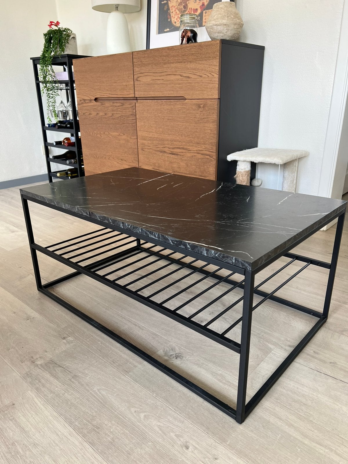 Moderne salontafel met marmerlook – zwart met metalen frame, Huis en Inrichting, Tafels | Salontafels, Ophalen, Zo goed als nieuw
