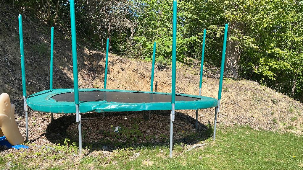 Grote trampoline + kinderglijbaan — te demonteren, Kinderen en Baby's, Speelgoed | Buiten | Speeltoestellen, Gebruikt, Glijbaan