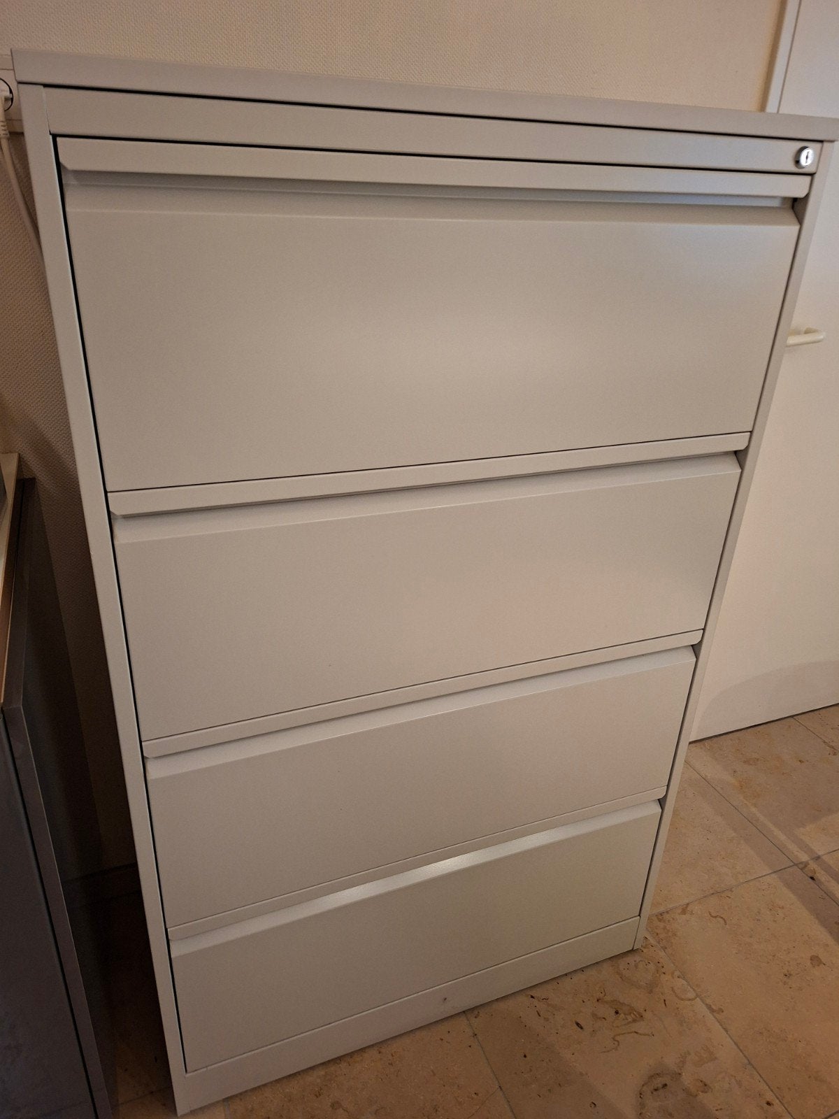 Dossierkast. 45 x 85cm H 135 cm., Ophalen