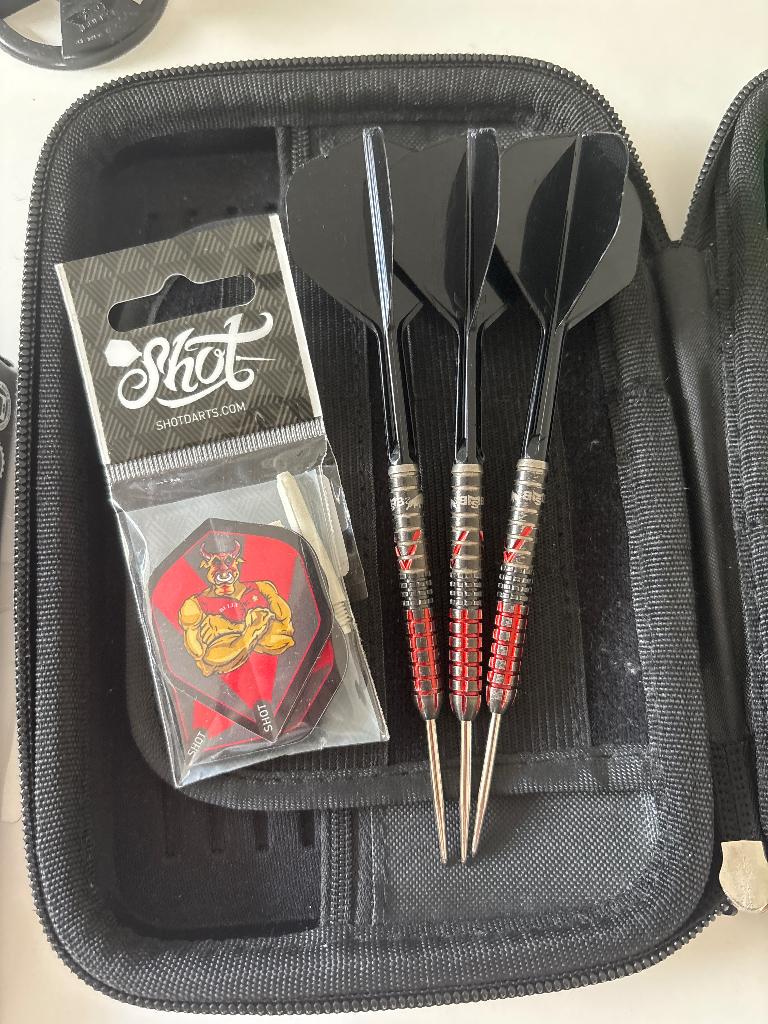Micheal smith darts shot defiant met flights en shaft 24g, Sport en Fitness, Ophalen of Verzenden, Nieuw, Pijlen