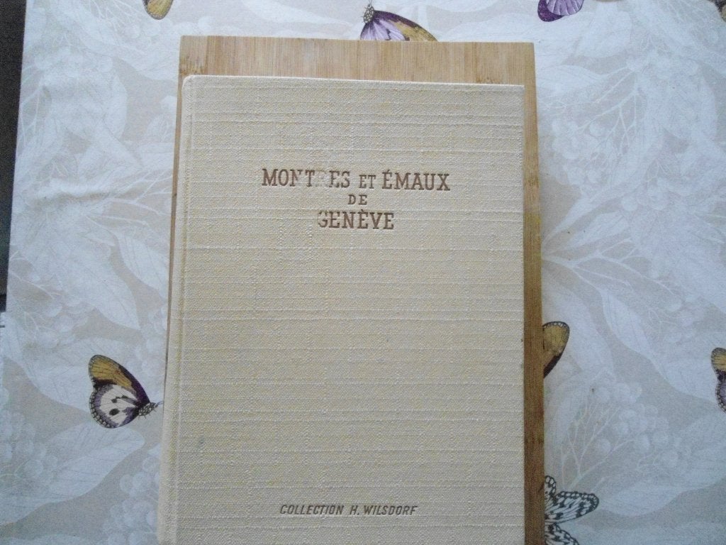 Boek  MONTRES ET EMAUX DE GENEVE 234 bladzijden. 1944, Verzamelen, Ophalen of Verzenden, Zo goed als nieuw