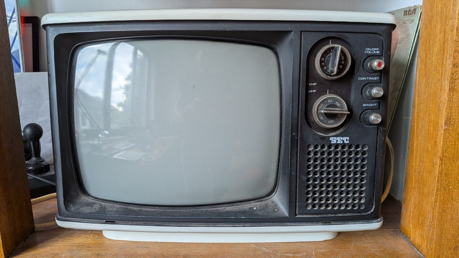ancienne TV portables noir et blanc, Enlèvement