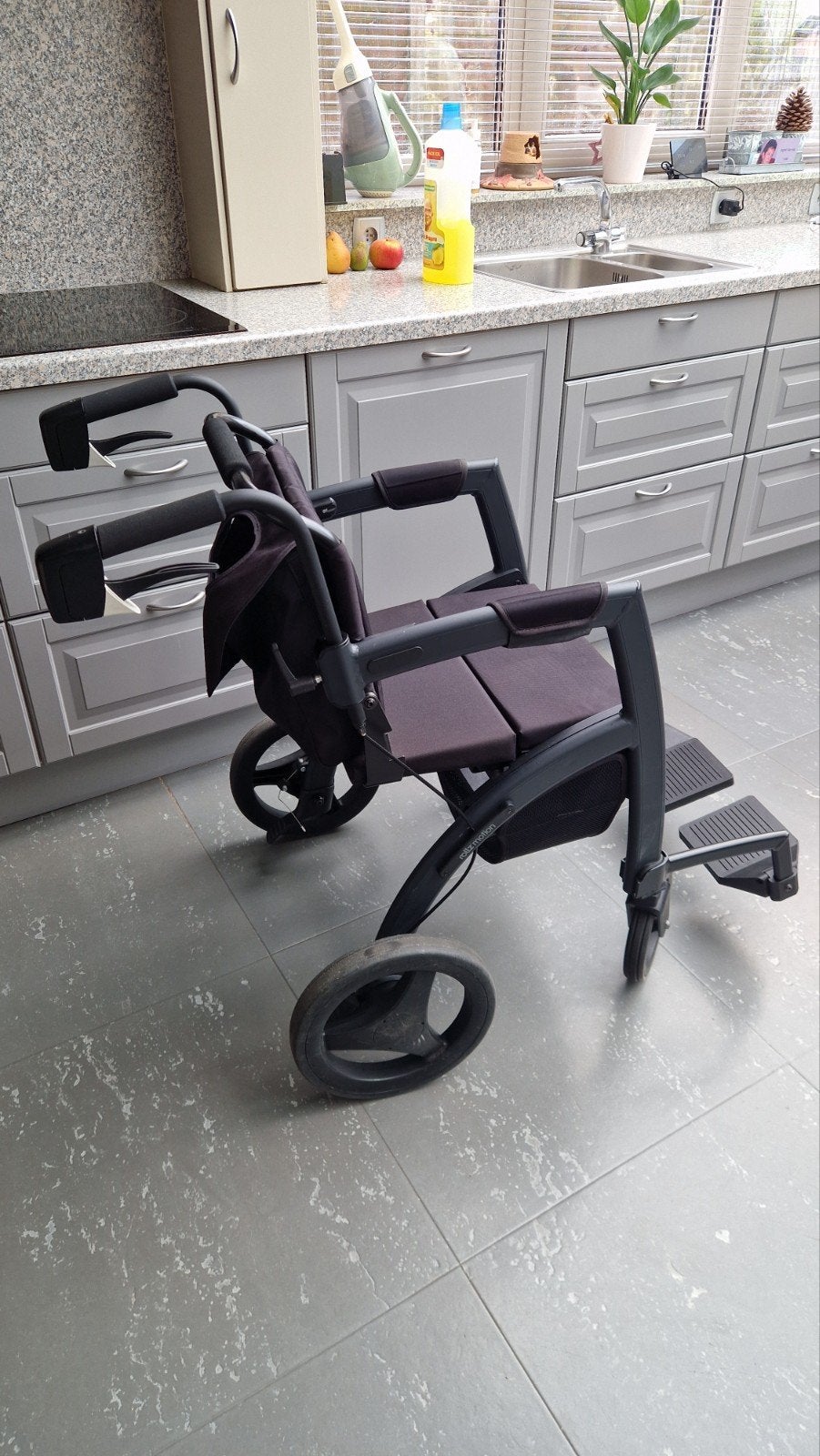Rolstoel en rollator (twee in één) als nieuw, Ophalen, Zo goed als nieuw