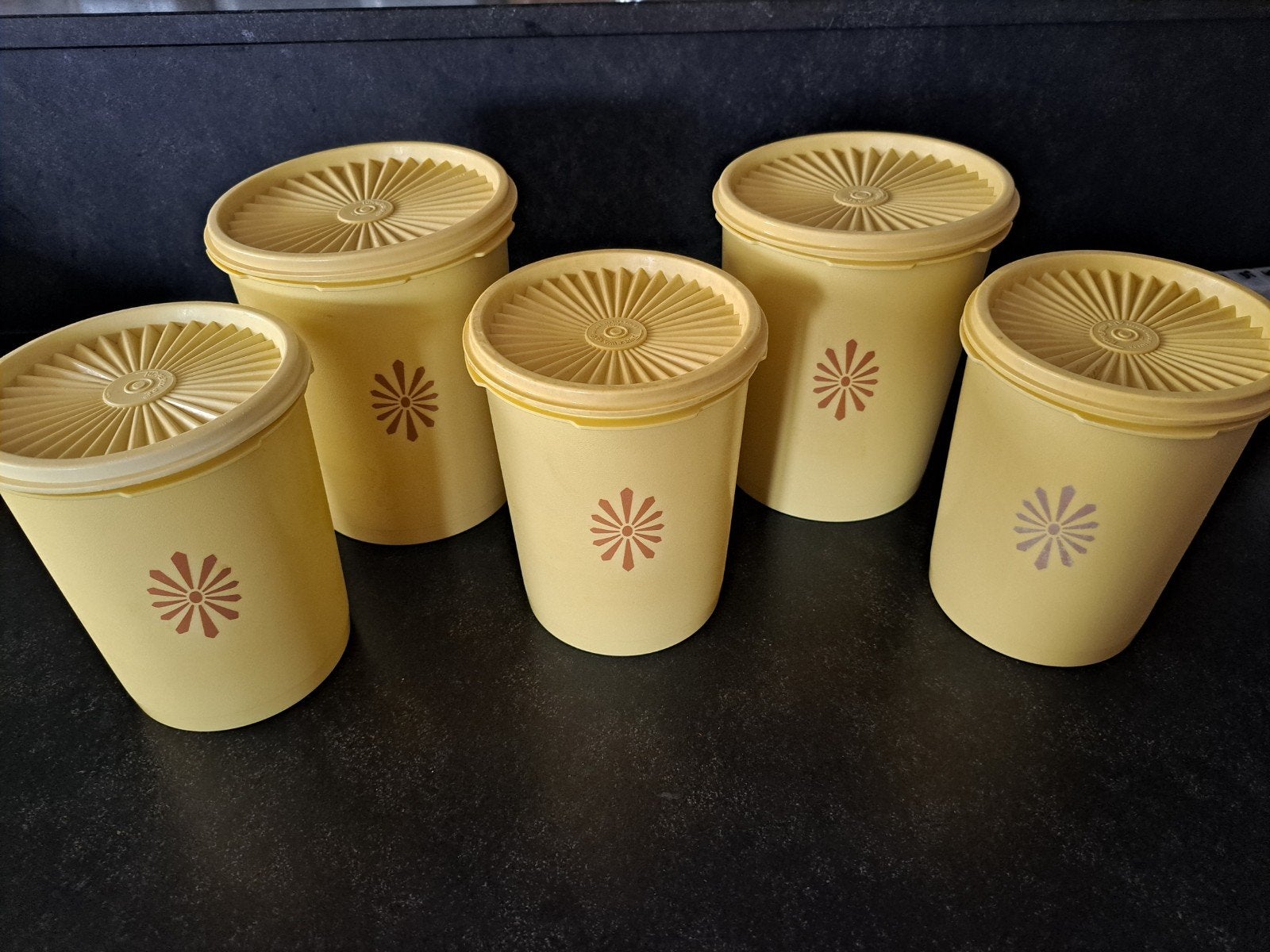 set van 5 Tupperware vintage bussen, geel met zonnedeksel, Bewaardoos, Geel, Ophalen of Verzenden, Zo goed als nieuw