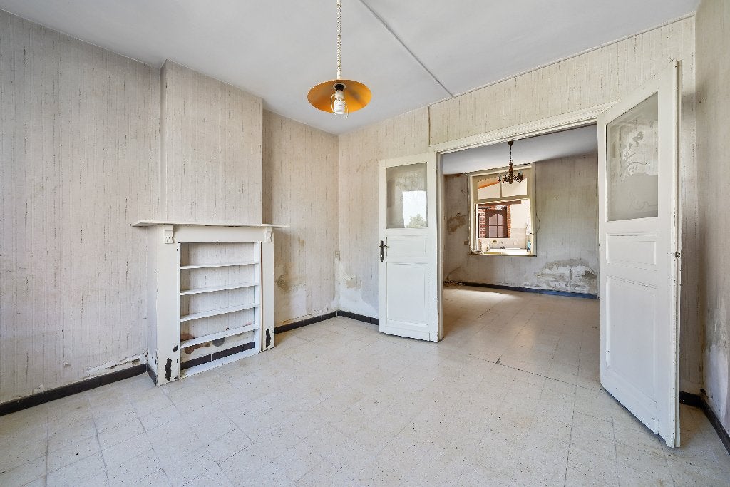 Maison de ville à rénover entièrement avec beau pot, Immo, Maison 2 façades, 630 kWh/m²/an, 200 à 500 m², 64348 kWh/an