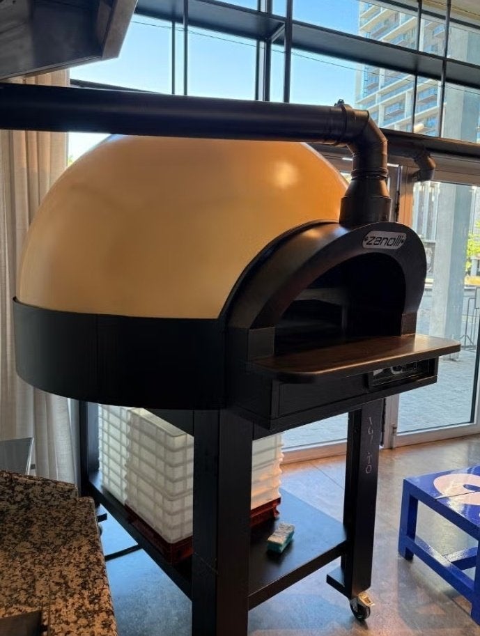 Pizzaoven Avgvsto 6, Ophalen