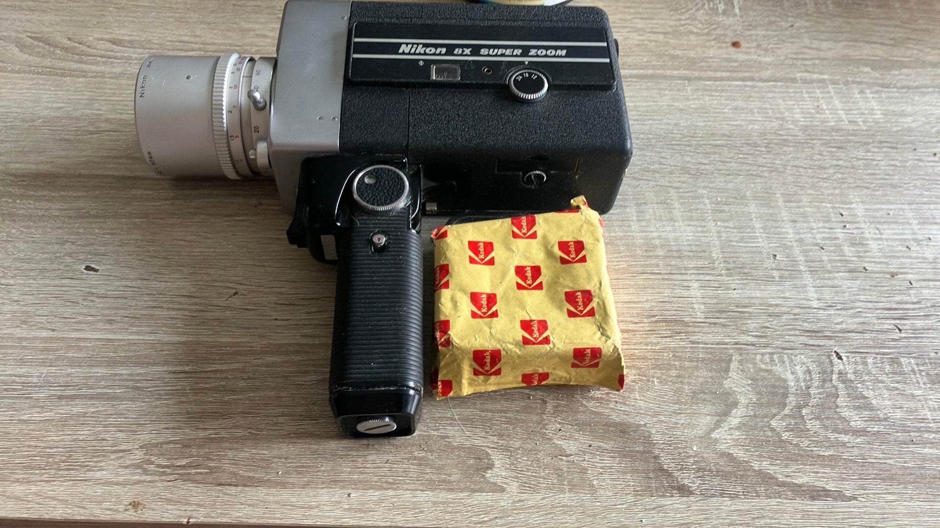 Nikon 8x superzoomcamera, Ophalen of Verzenden, Filmcamera