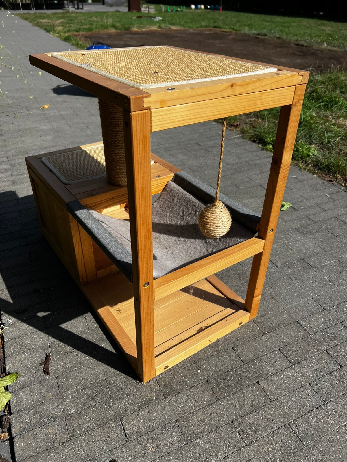 Stijlvolle houten krabpaal / meubel met hangmat en huisje, Dieren en Toebehoren, Ophalen, Zo goed als nieuw