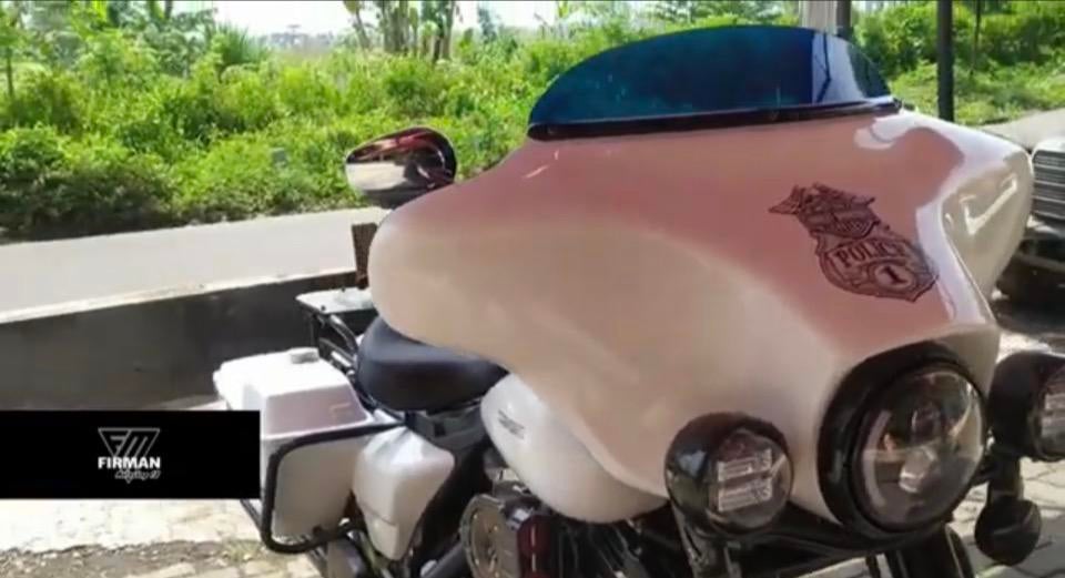 Harley davidson police batwing FLT, Verzenden