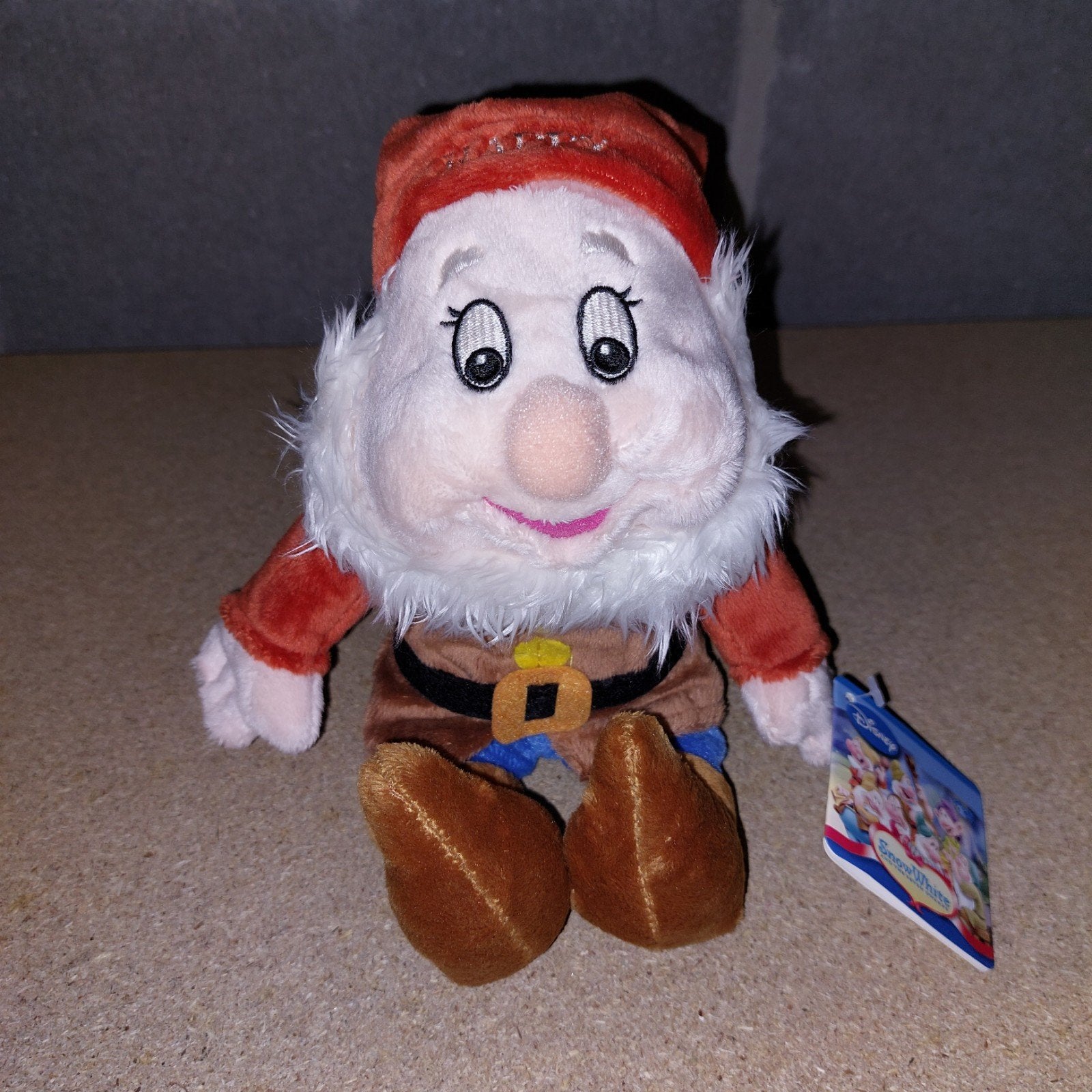 Peluche du nain Joyeux dans Blanche-Neige de DISNEY, Collections, Enlèvement ou Envoi, Neuf, Peluche