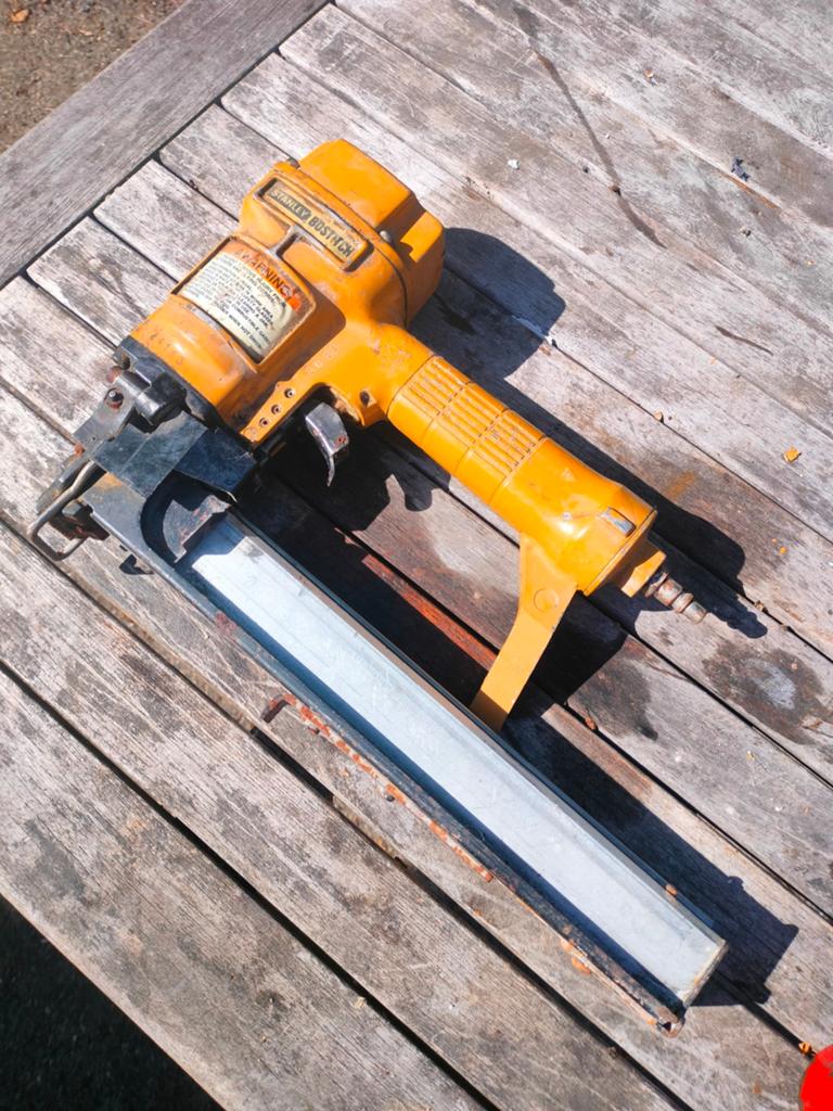 Bostitch nietpistool, Ophalen