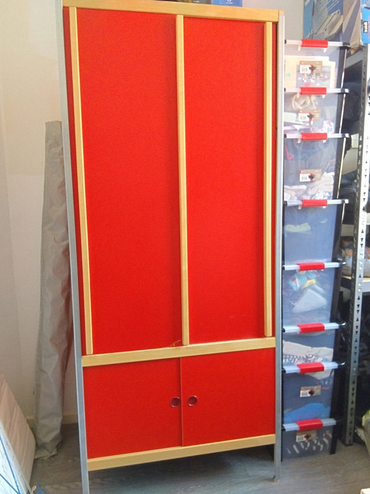 Penderie Kewlox rouge, Enlèvement, Utilisé