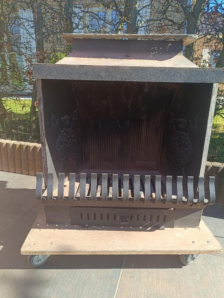 Foyer feu ouvert en fonte, Enlèvement, Utilisé