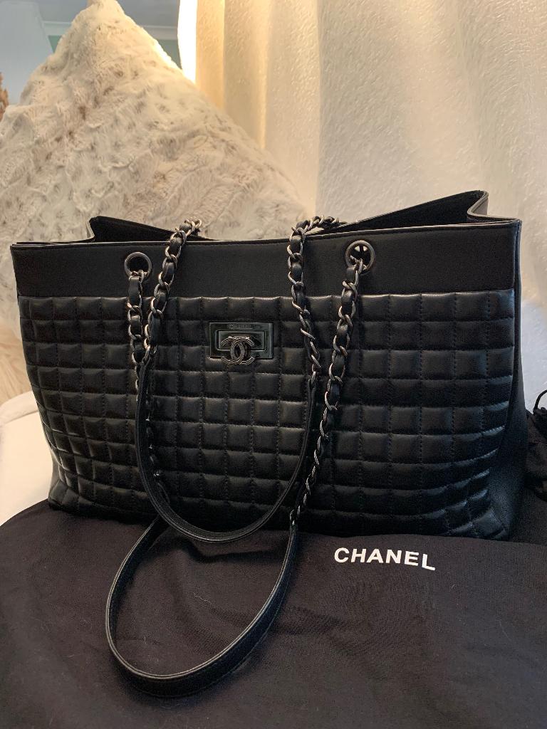 Grand sac noir à bandoulière Chanel, Neuf, Autres marques, Cuir, Enlèvement ou Envoi
