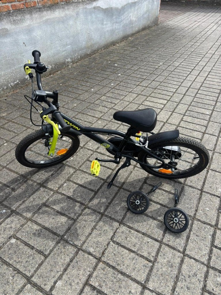 B'Twin kinderfiets 16 inch met zijwieltjes – nette staat, Fietsen en Brommers, Fietsen | Kinderfietsjes, Ophalen, Zijwieltjes