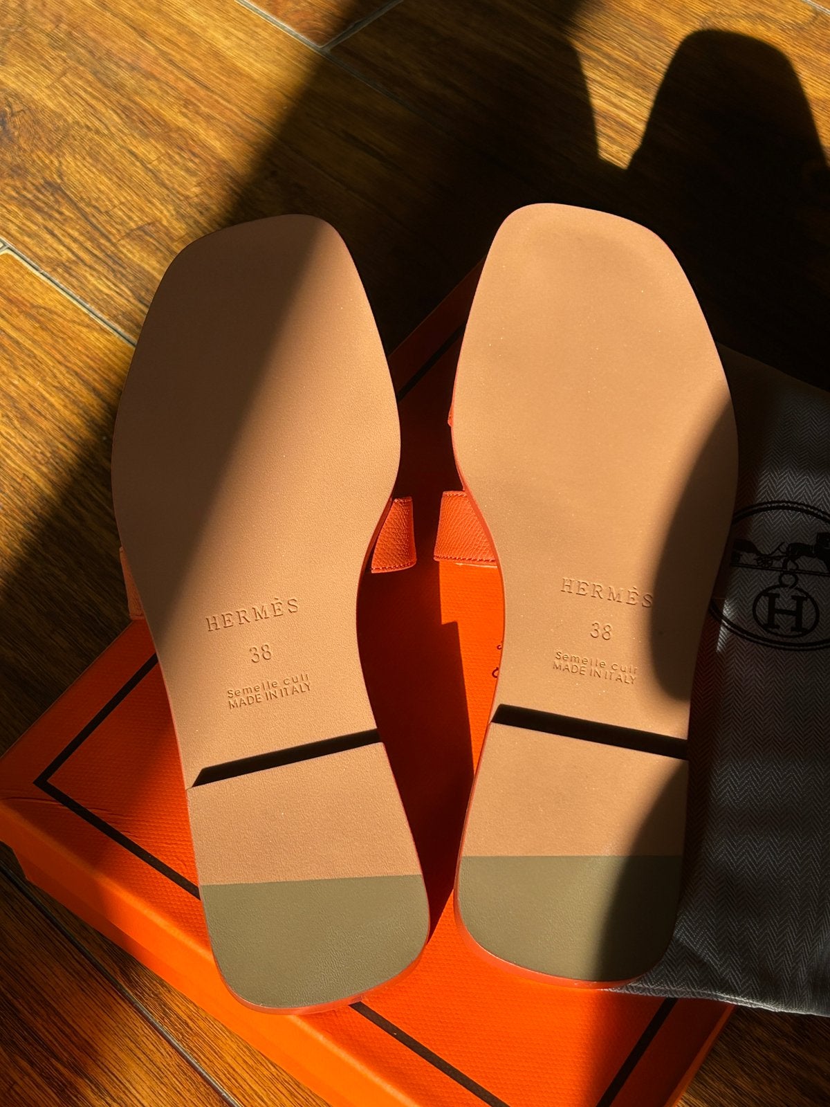 Hermes sandalen maat 38, Kleding | Dames, Schoenen, Oranje, Zo goed als nieuw, Ophalen, Slippers