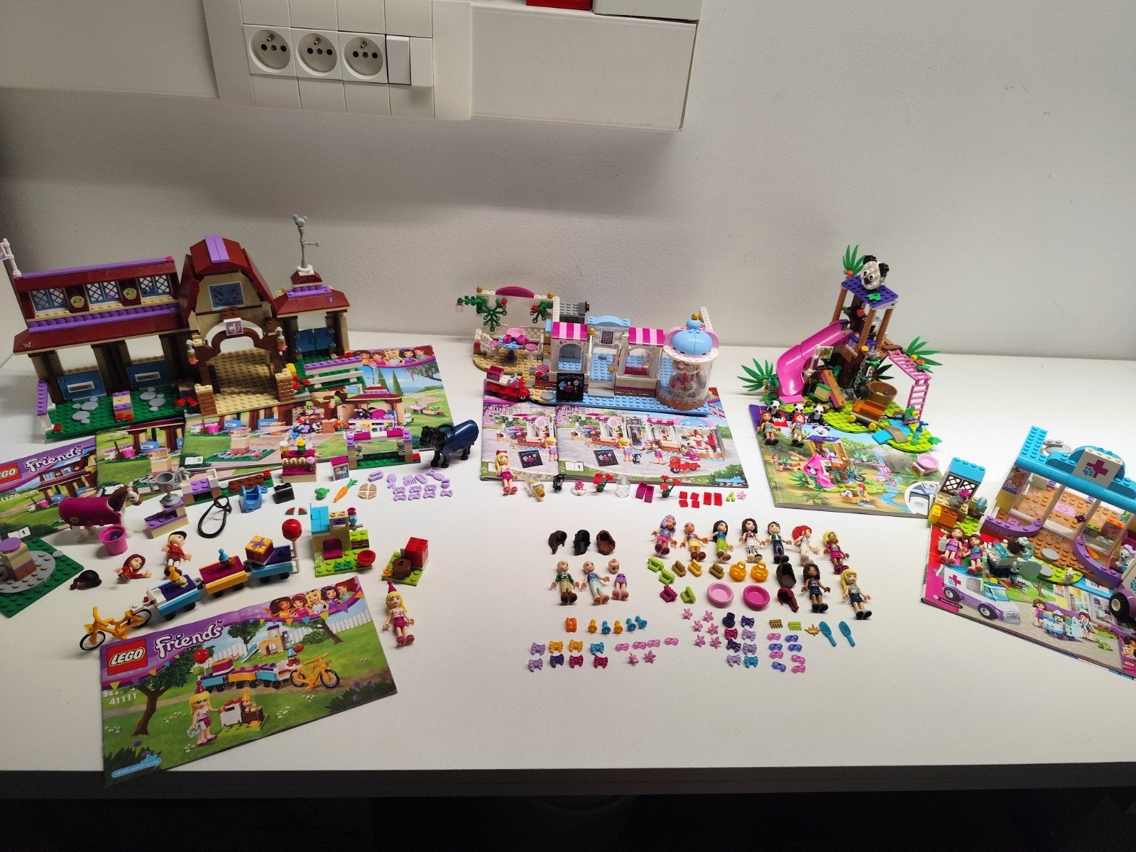 5 Lego Friends sets + extra minifigs en accessoires, Lego, Friends, Ophalen of Verzenden, Zo goed als nieuw