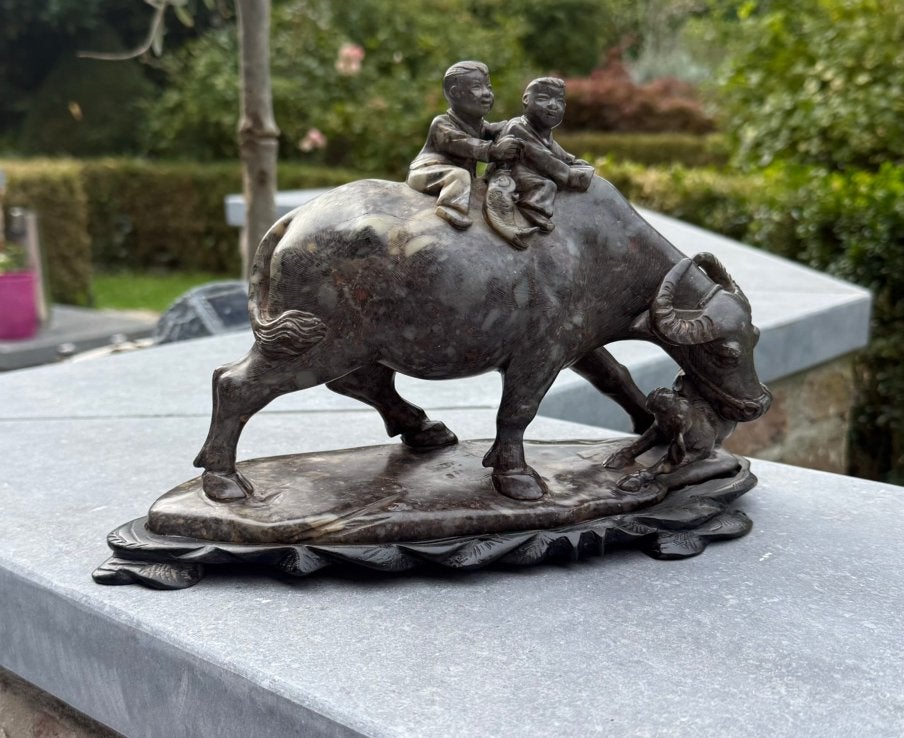 Sculpture chinoise en pierre — Buffle d'eau avec enfants, Antiquités & Art, Enlèvement ou Envoi, Asie, Pierre ou céramique, Statue