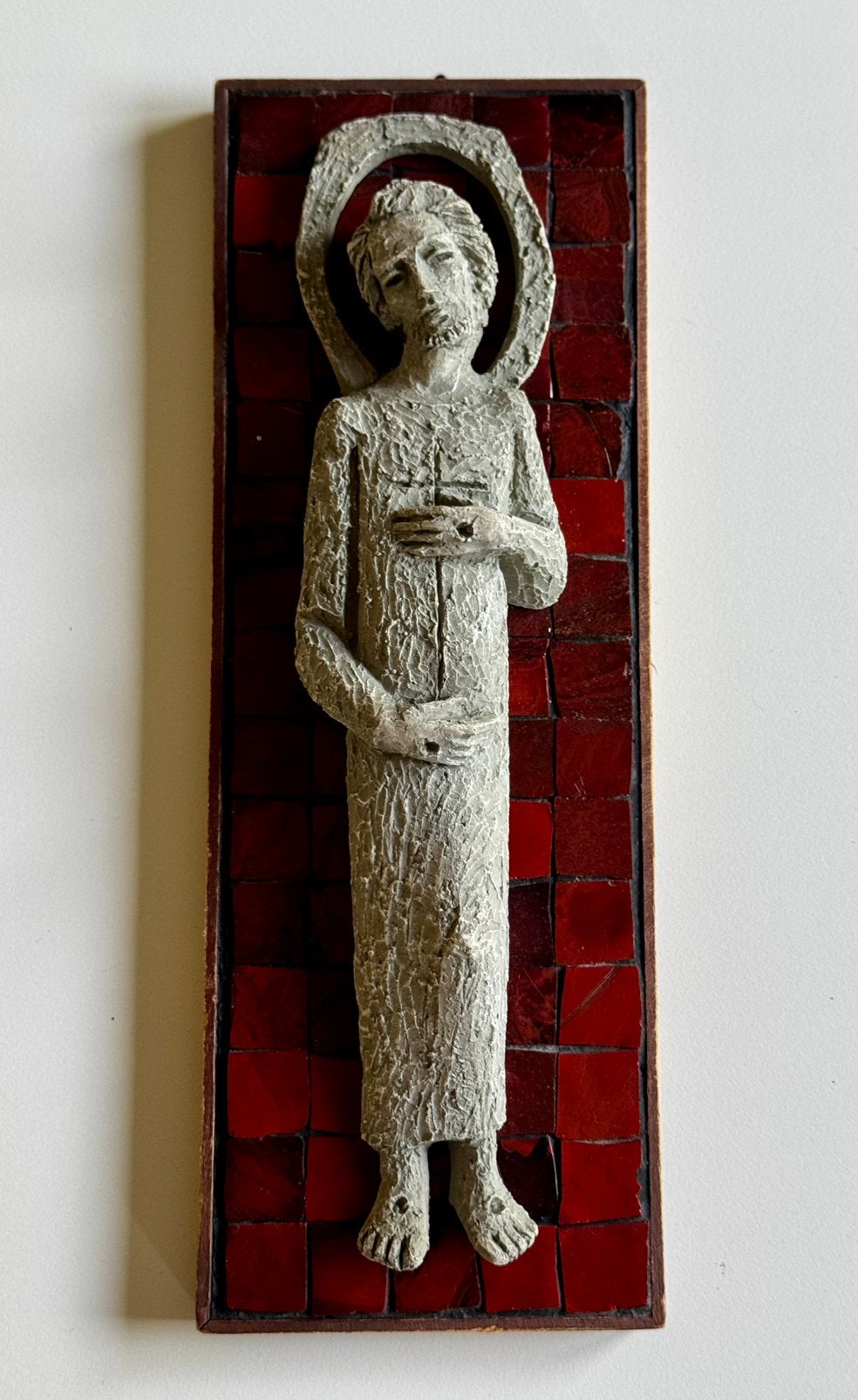 Ancien Bas-Relief Christ Brutaliste sur Mosaïque Rouge 1960, Antiek en Kunst, Antiek | Religieuze voorwerpen, Ophalen of Verzenden