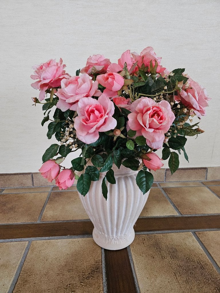 Decoratieve vaas met realistische roze kunstrozen, Maison & Meubles, Accessoires pour la Maison | Vases, Autres couleurs, Avec décoration incluse
