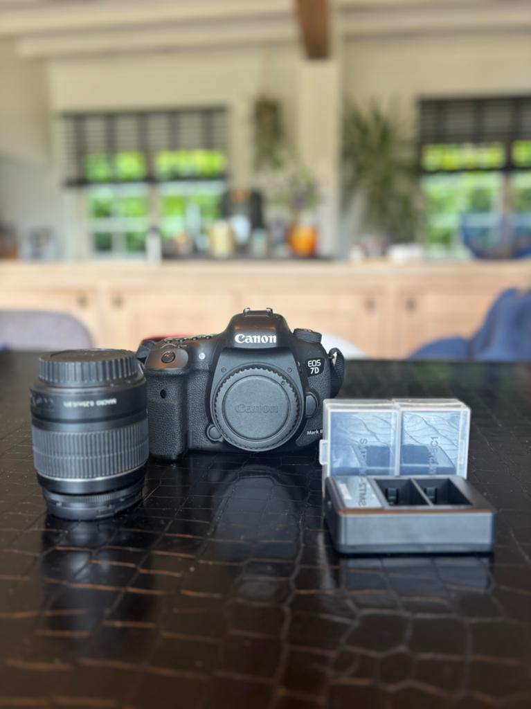 Canon EOS 7D Mark II + 2 extra batterij + lens 18-55mm, Audio, Tv en Foto, Fotocamera's Digitaal, Zo goed als nieuw, Canon, Ophalen