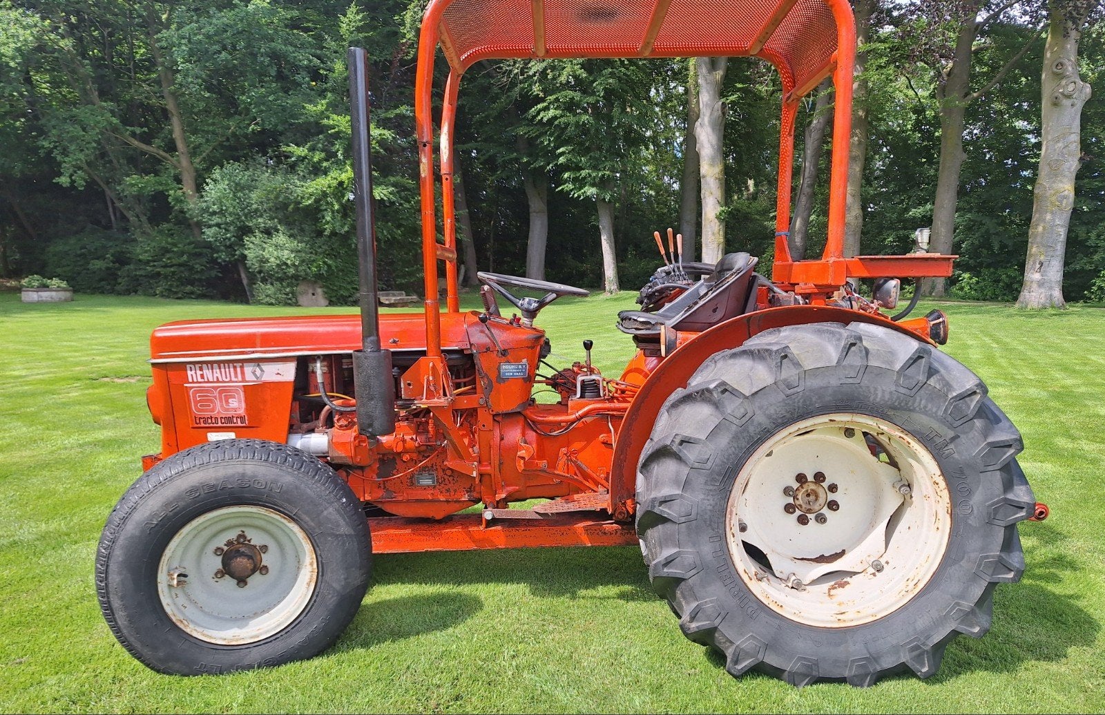 Tracteur à chenilles étroites Renault R60 S, fonctionne bien, Enlèvement, Renault