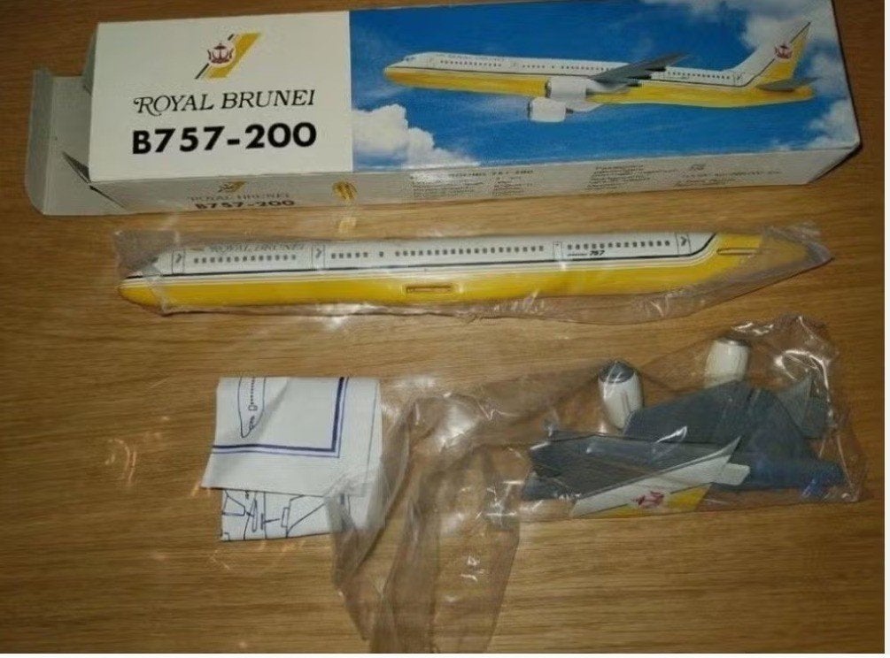 Royal Brunei Airlines Boeing 757-200 1/200 schaalmodel, Verzamelen, Ophalen of Verzenden, Zo goed als nieuw, Schaalmodel