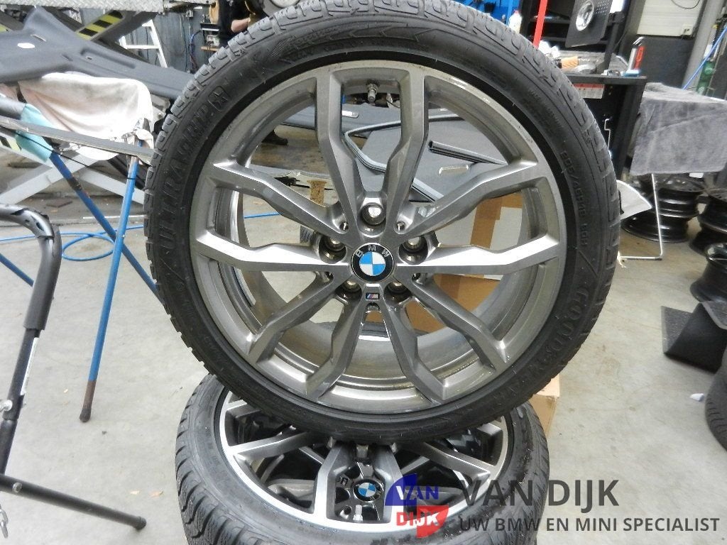 Winterbandenset 18 inch origineel BMW 1 SERIE F40, Autos : Pièces & Accessoires, Pneus & Jantes, Pneus et Jantes, Pneus hiver