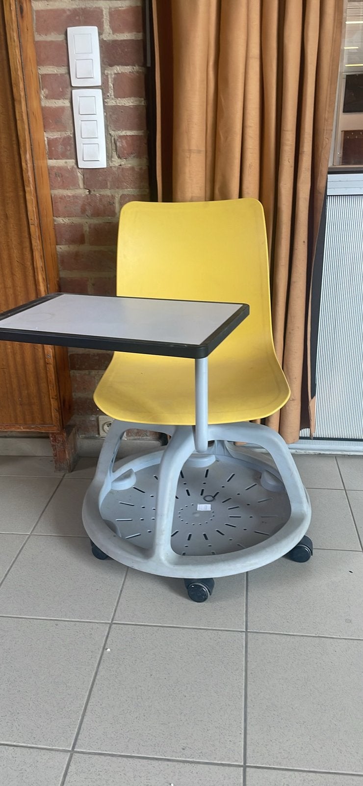 Chaise mobile pivotante avec tablette écritoire, Enlèvement, Utilisé, Jaune, Chaise de bureau