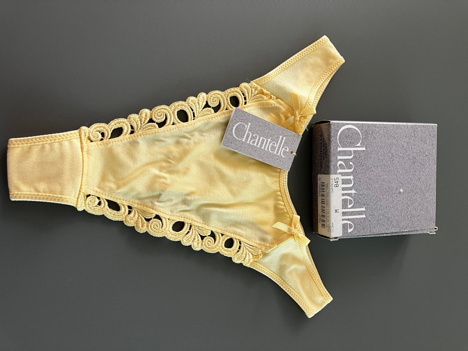 Slipje geel CHANTELLE, maat M, NIEUW., Kleding | Dames, Ophalen of Verzenden, Geel
