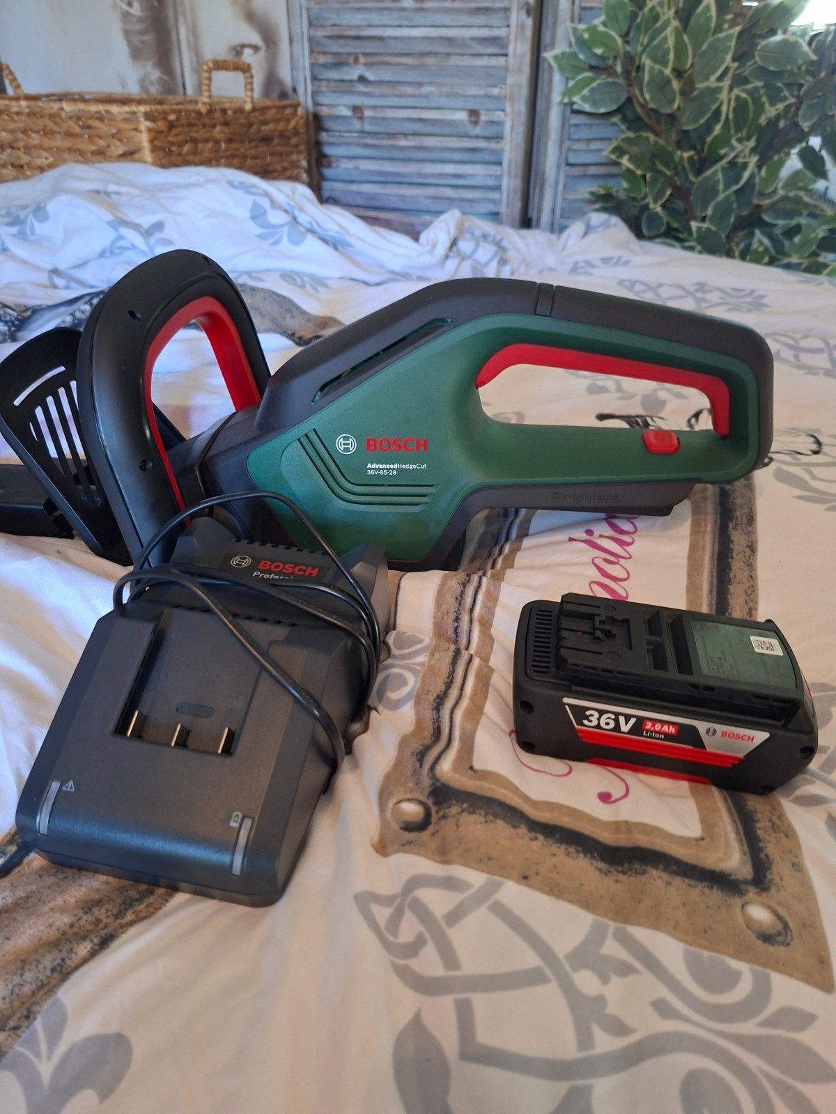 BOSCH HEGGENSCHAAR DRAADLOOS MET OPLADER EN ADAPTER NIEUW, Ophalen