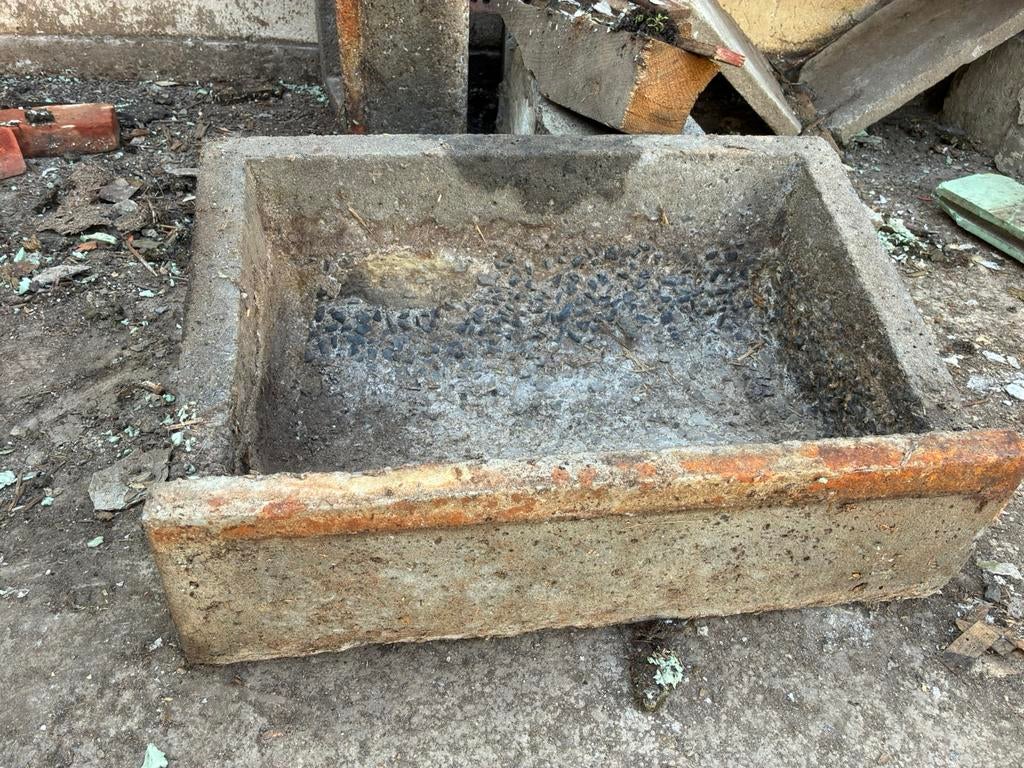 Oude trog in beton voederbak bloembak, Ophalen, Gebruikt, Rechthoekig, Beton