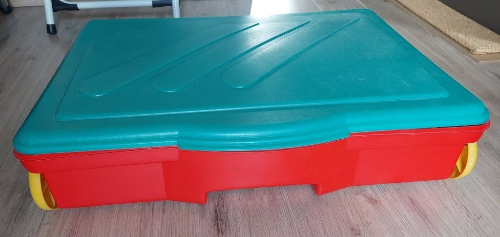 stevige plastic opbergkoffer op wieltjes, Ophalen, Zo goed als nieuw, Wieltjes