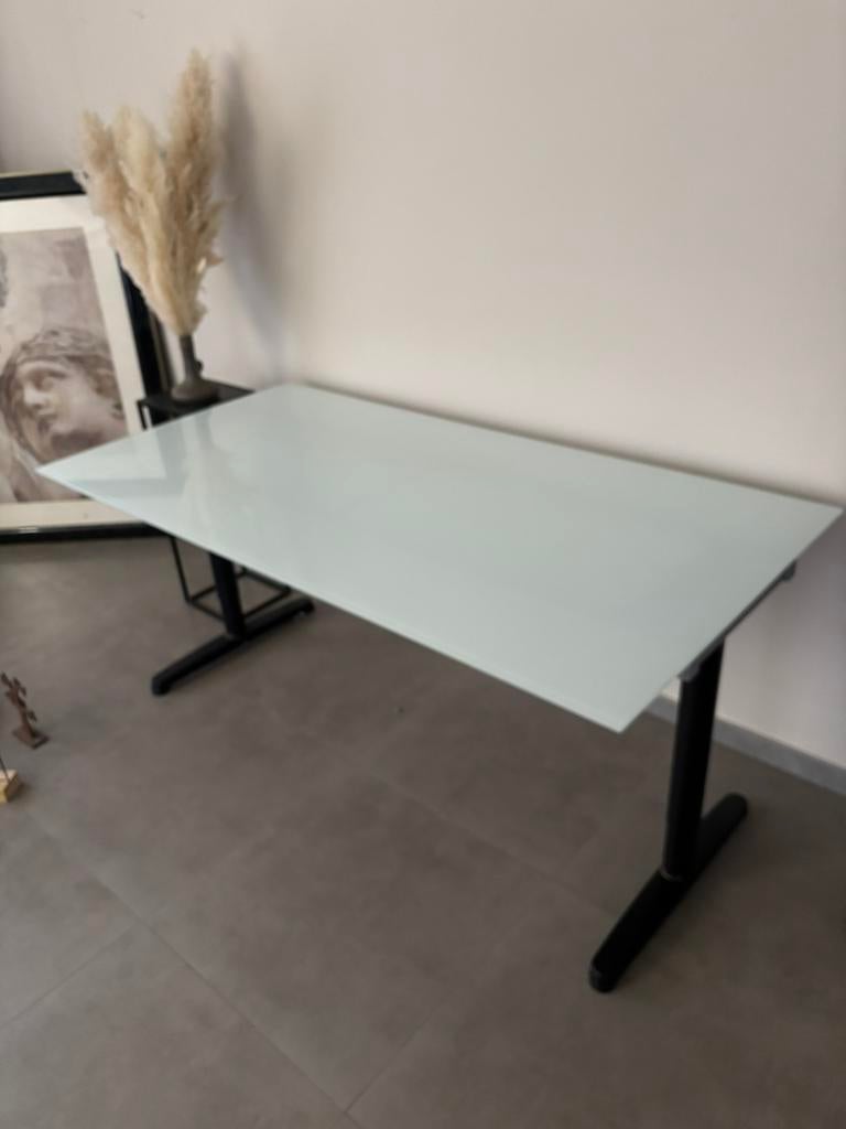 Top Ikea bureau met glasplaat, Huis en Inrichting, Bureaus, Zo goed als nieuw, IKEA, Ophalen