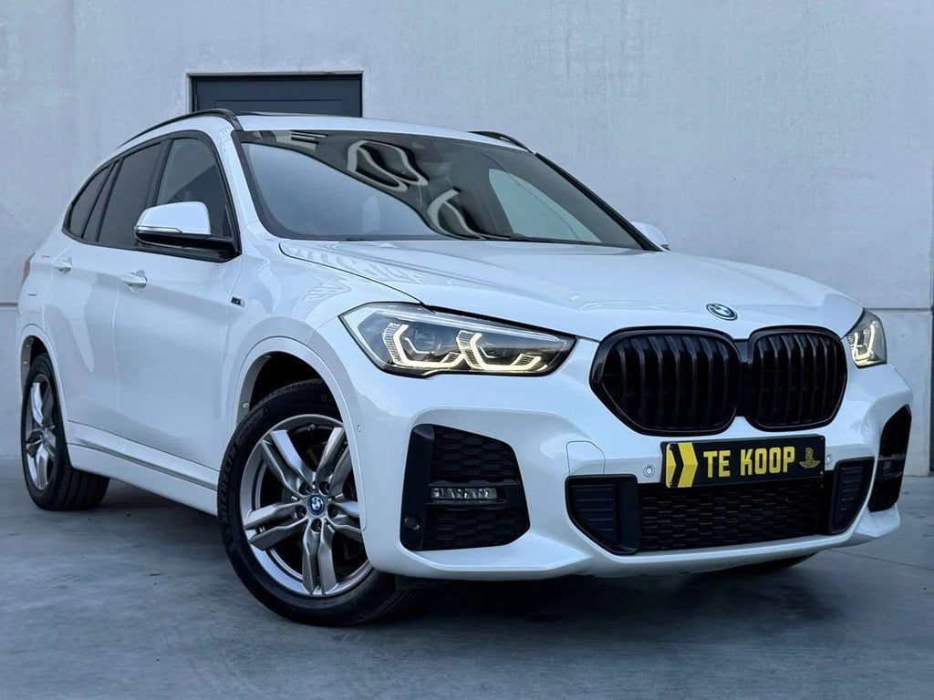 BMW X1 PHEV xDrive *M-pack*Head-up*Trekhaak*Pano*Carplay*Led, Auto's, Gebruikt, Wit, Leder, 5 zetels