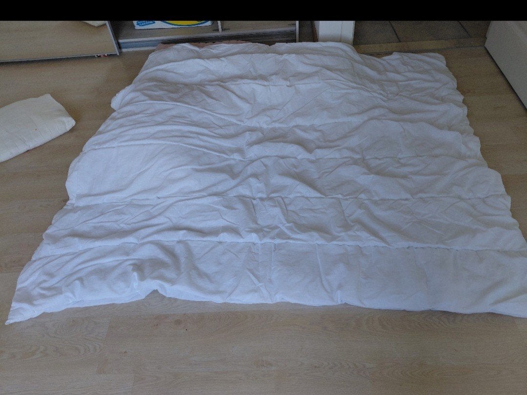 couette pour lit de 1m40.
1m85 par 1m65
J'ai aussi le couvre, Enlèvement, Couvre-lit