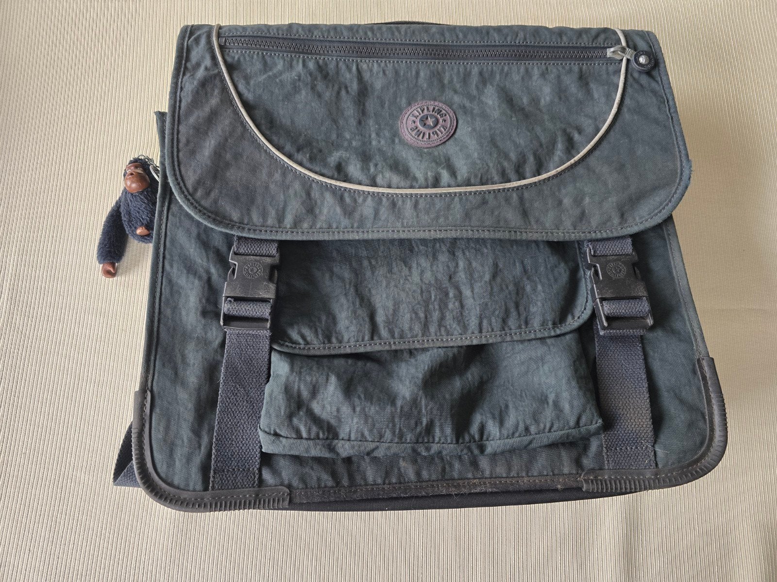 Kipling boekentas, Ophalen, Rugtas