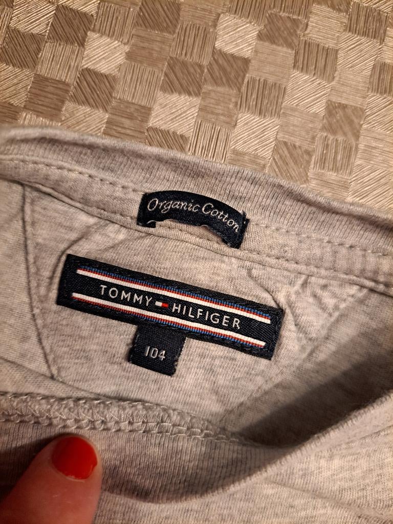 T-shirt Tommy Hilfiger maat 104 - 4 jaar, Kinderen en Baby's, Ophalen of Verzenden, Zo goed als nieuw