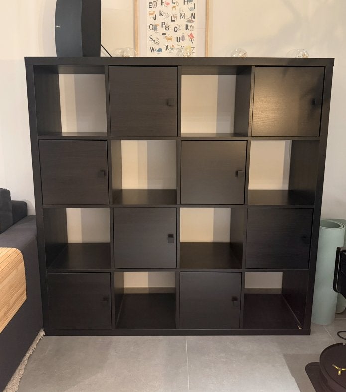 IKEA KALLAX kast – 16 vakken met 8 deurtjes - zwart/bruin, Ophalen, Zo goed als nieuw