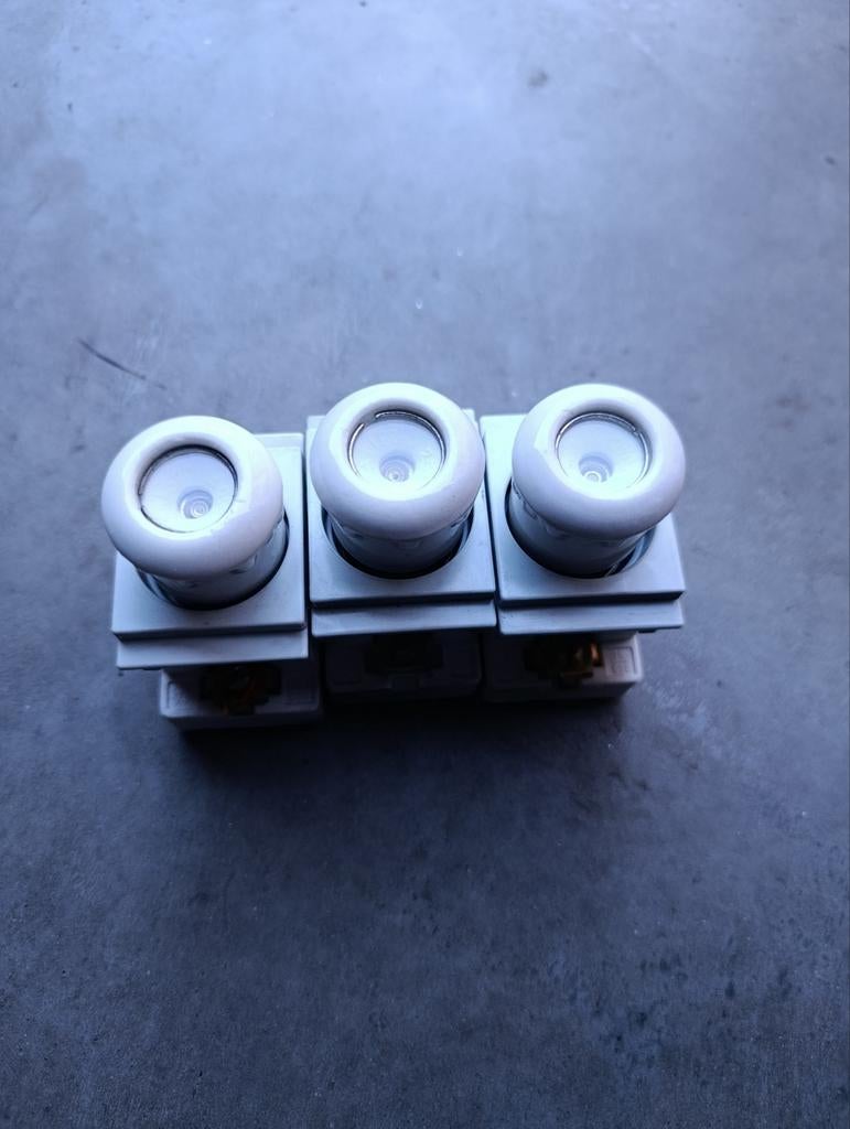 3 x D-PATROONKOP K2 PORSELEIN MAX 25
STOPHOUDER/ SCHROEFKNOP, Doe-het-zelf en Bouw, Elektriciteit en Kabels, Ophalen of Verzenden