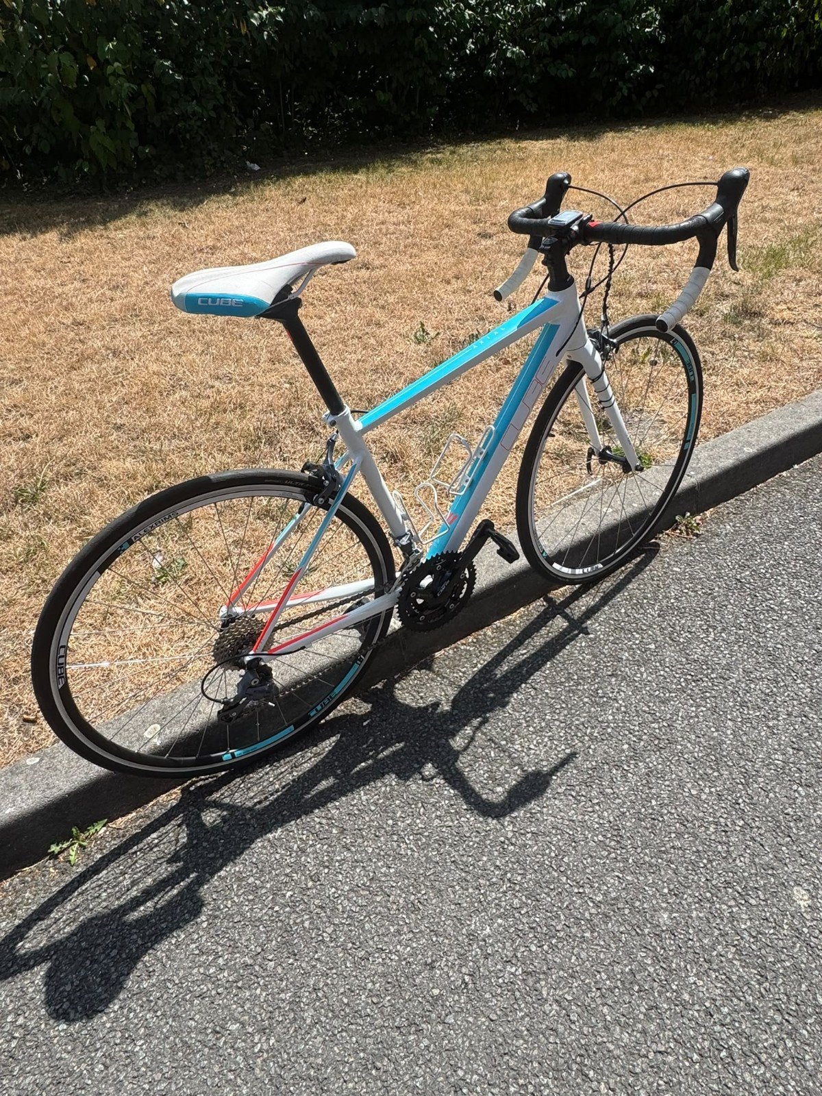 Vélo de course CUBE AXIAL en carbone 28 pouces 18V état neuf, Neuf, Autres marques, Frein sur jante, Femmes