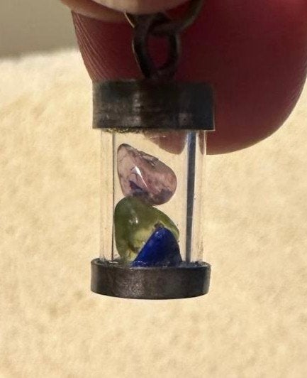 Pendentif en verre unique fait main avec cristaux colorés, Enlèvement ou Envoi, Autres couleurs, Autres représentations, Verre ou Cristal