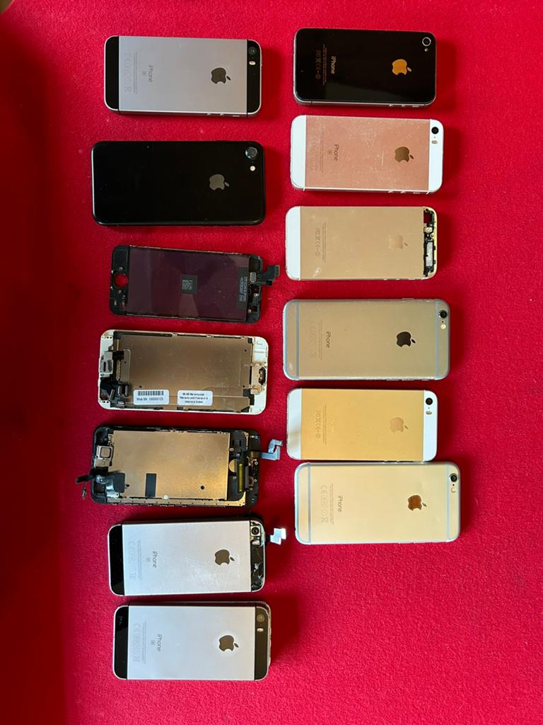 Collectie oude, defecte iPhones en dozen voor onderdelen, Telecommunicatie, Mobiele telefoons | Apple iPhone, Ophalen, IPhone 4