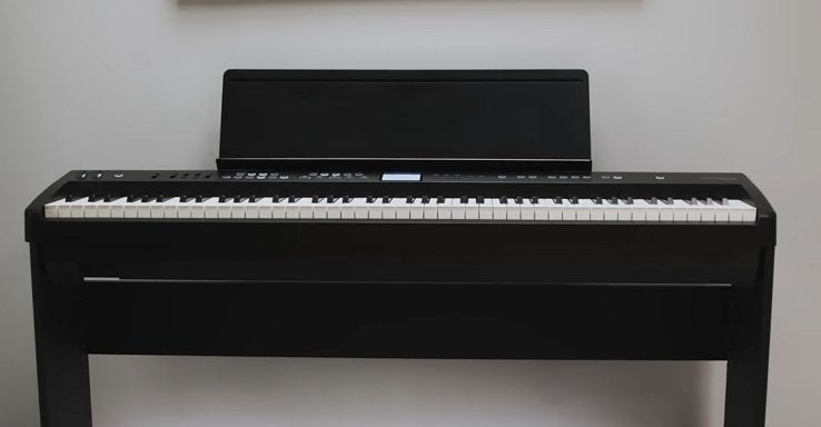 Roland FP-E50 + meuble/pied d’origine – État quasi neuf, Musique & Instruments, Enlèvement, Comme neuf, Piano