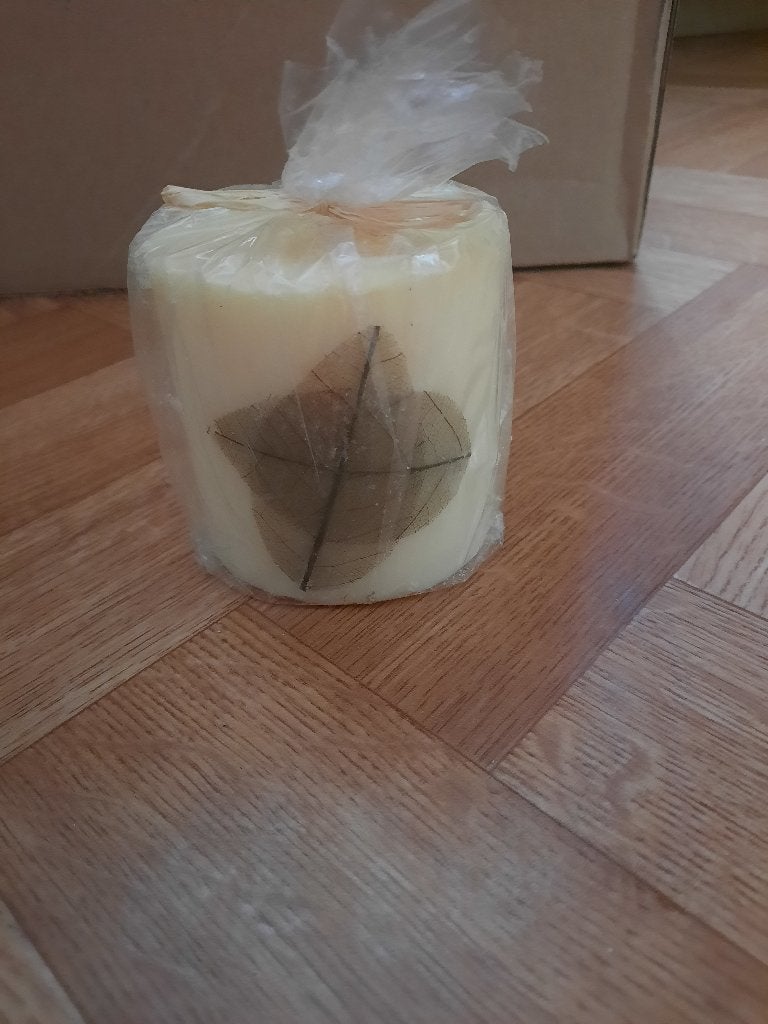beige cylinder kaars met blad ingewerk, 9cm, Huis en Inrichting, Ophalen of Verzenden, Nieuw, Beige, Kaars