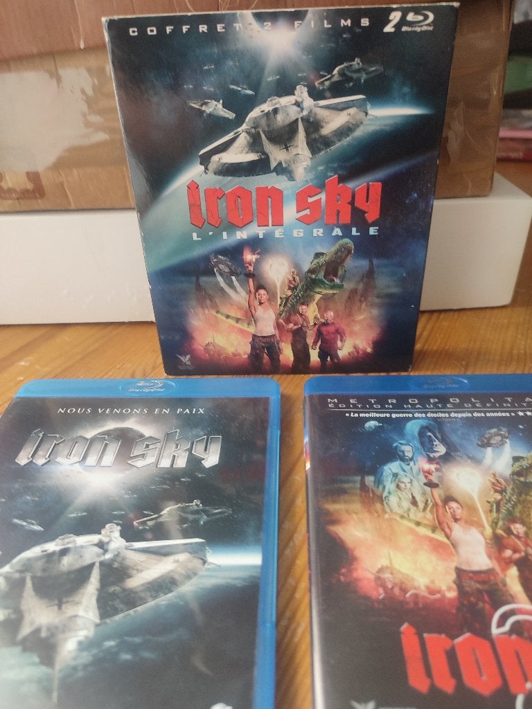 IRON SKY - Coffret Intégrale Blu-Ray, CD & DVD, Blu-ray, Enlèvement ou Envoi, Film, Coffret, Science-Fiction et Fantasy