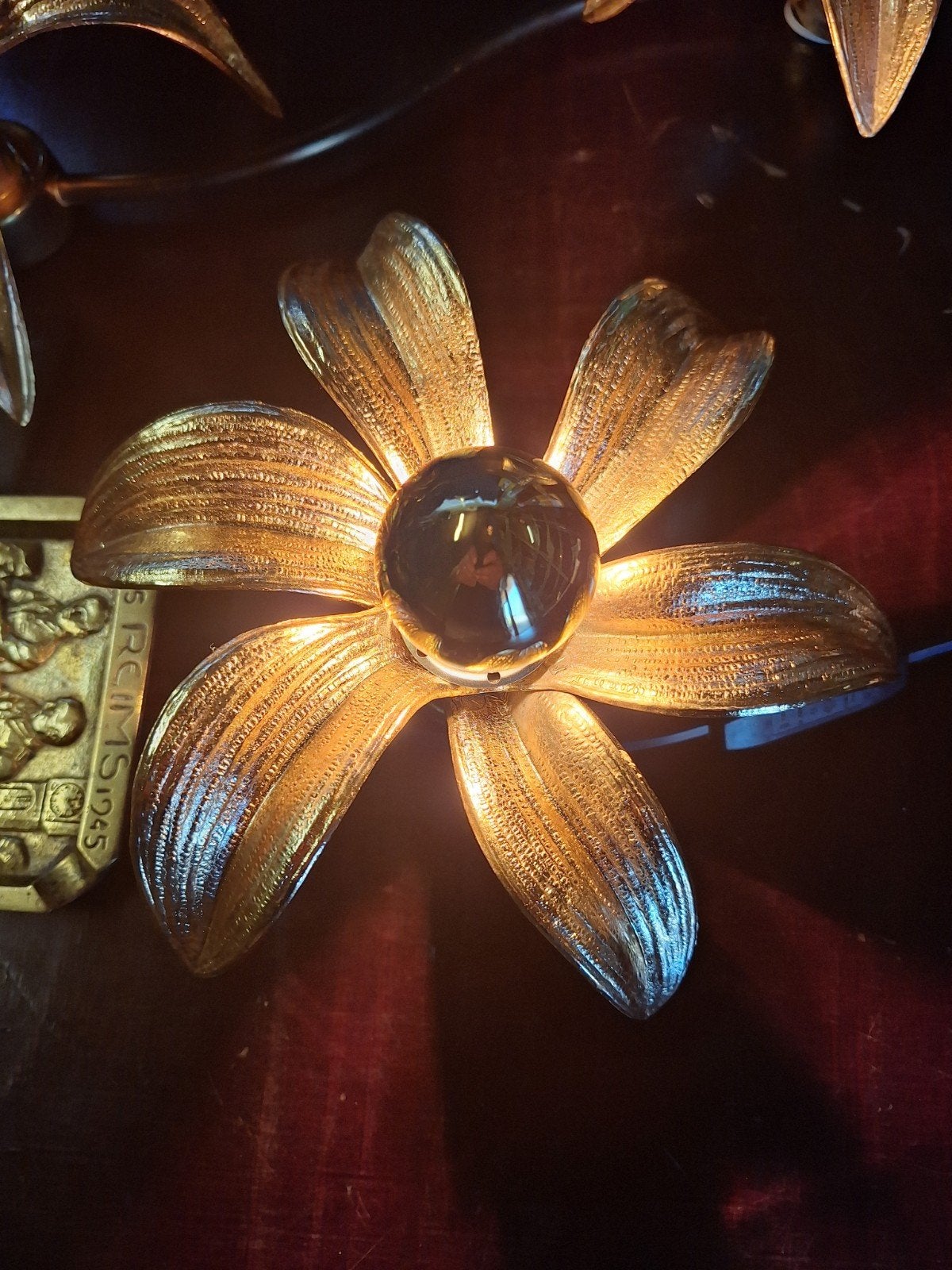 Lampe massive willy daro laiton floral hollywood regency, Antiquités & Art, Enlèvement ou Envoi
