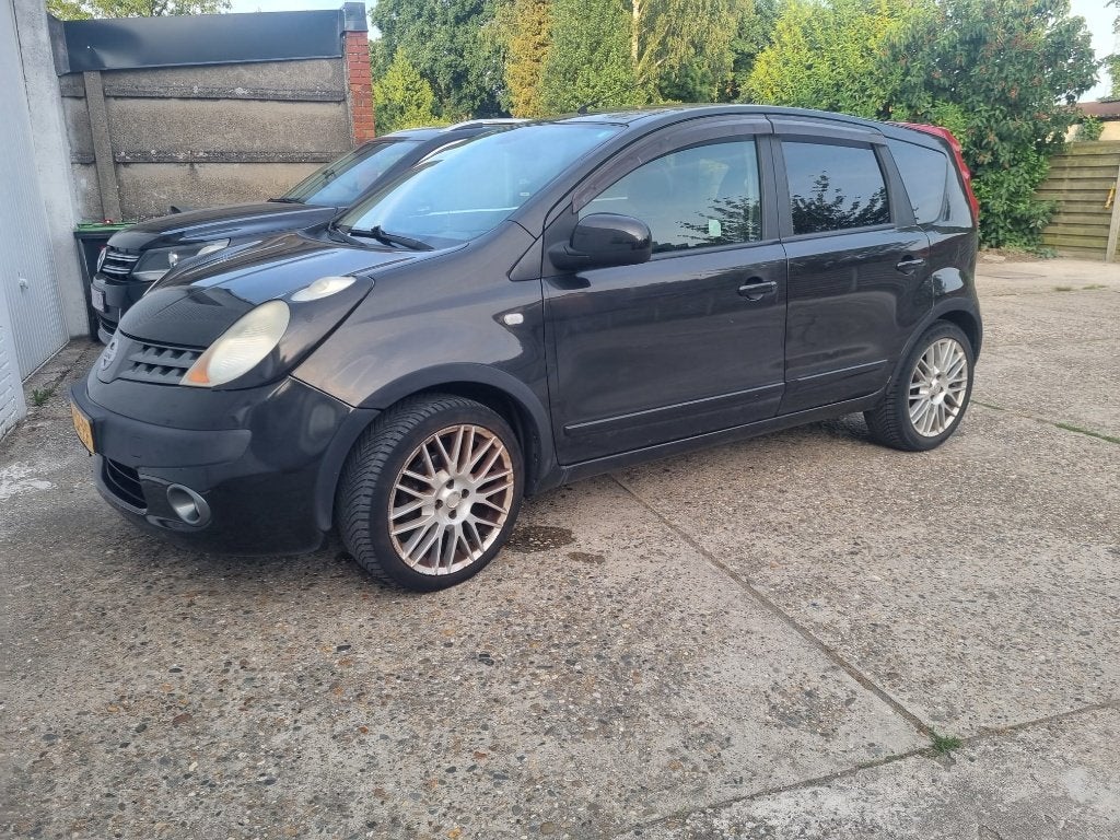 TE KOOP – Nissan Note 1.4 Benzine (2006), Auto's, Voorwielaandrijving, Zwart, 4 cilinders, Overige bekleding